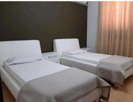 Erina Luxury Apartment Tirana Exteriör bild